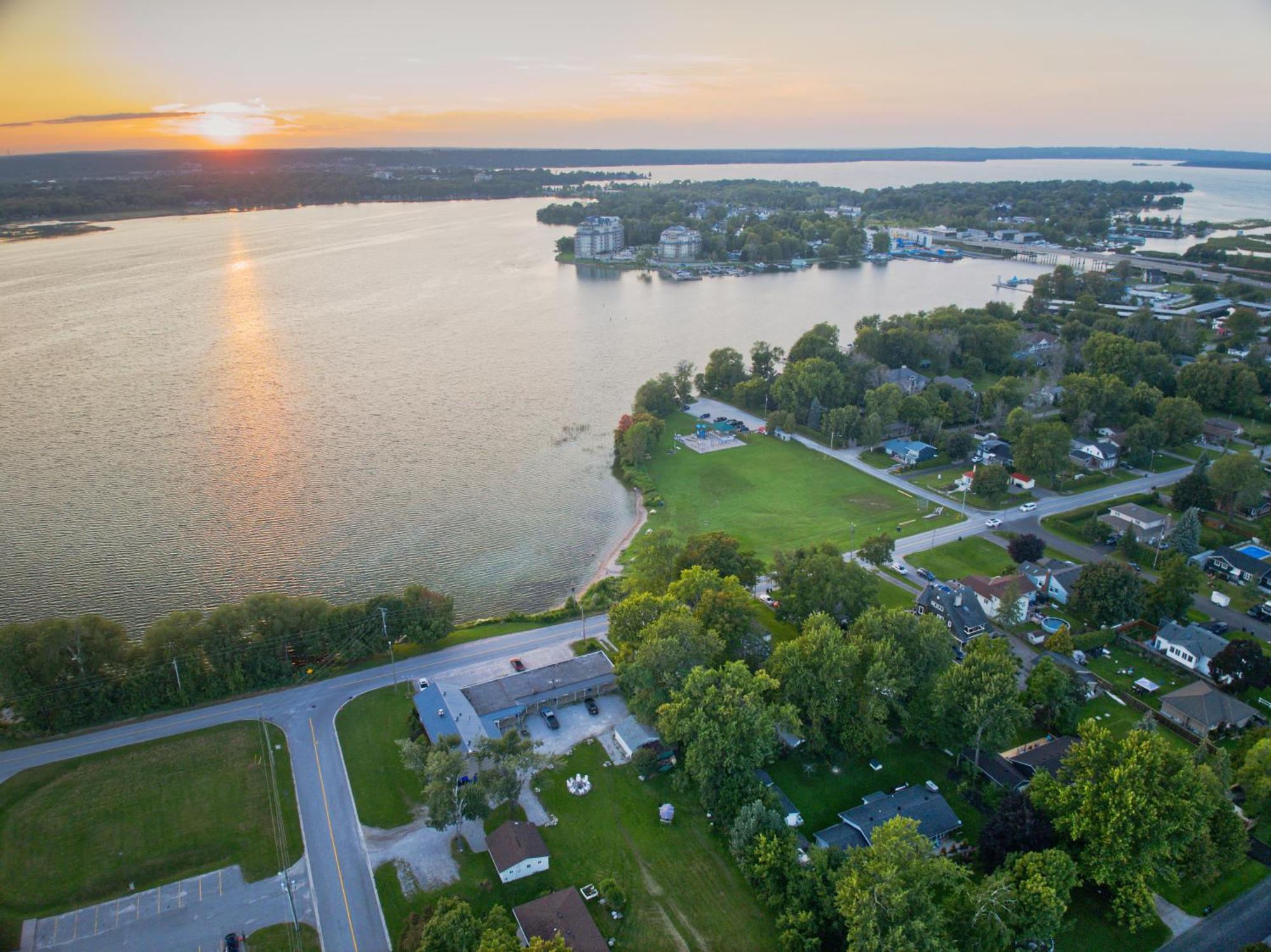 Lakeside Inn Орилия Екстериор снимка