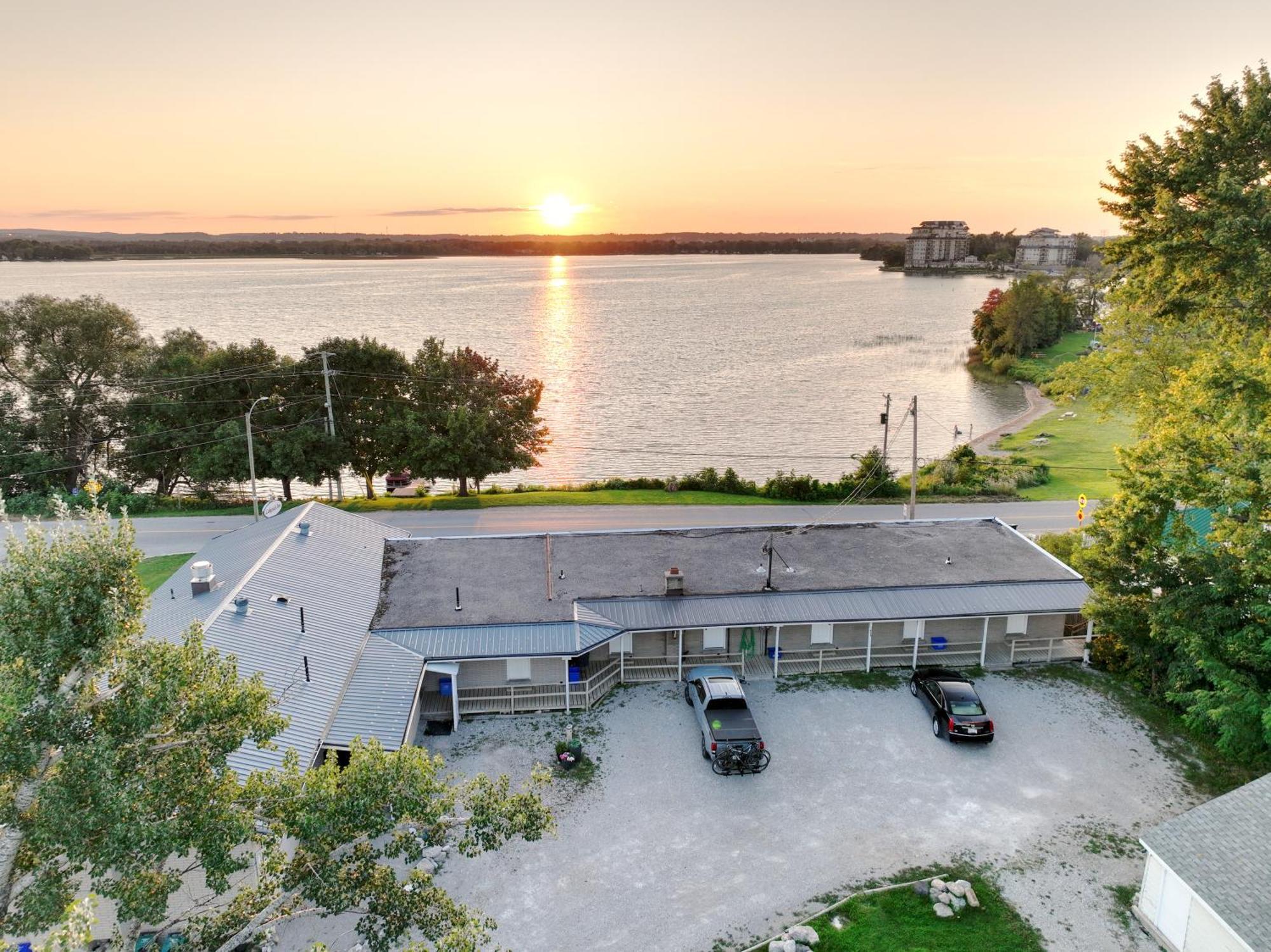 Lakeside Inn Орилия Екстериор снимка
